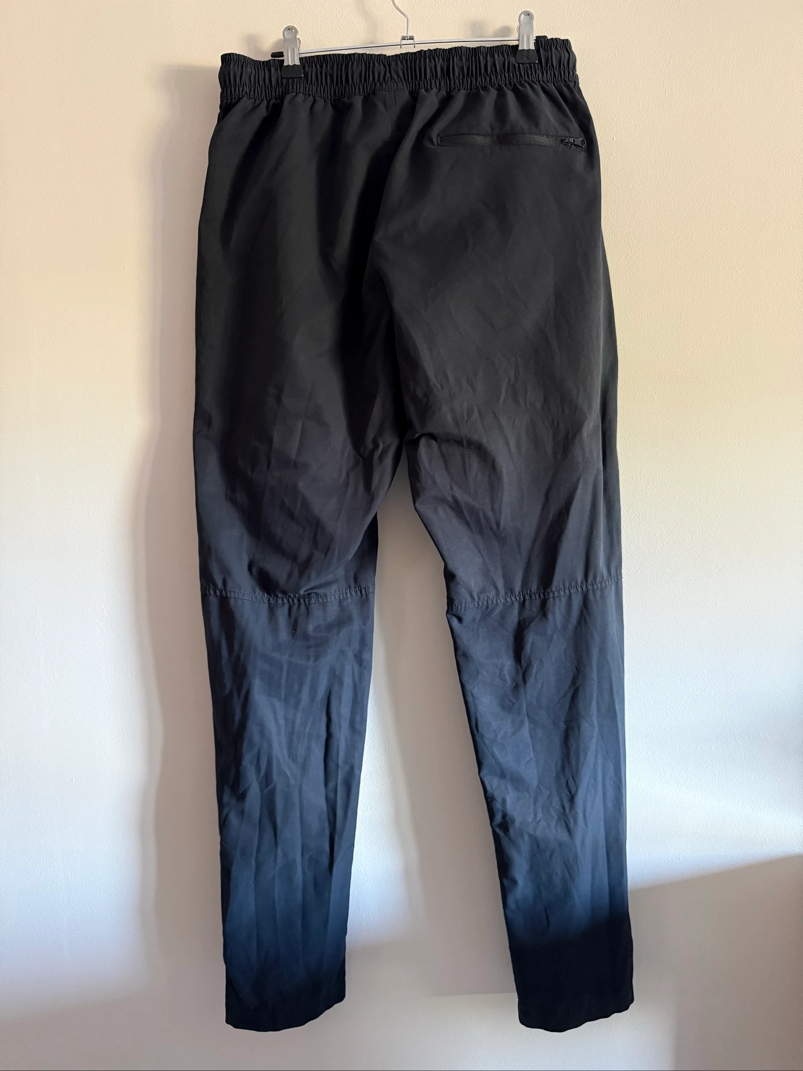 Nike – Calça de esporte feminina preta – Tamanho M – Leggings com zíper Sportswear – photo 2